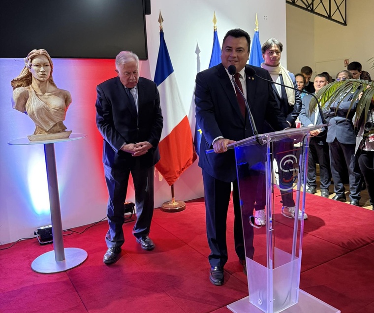 L’œuvre a été présentée lundi soir au président du Sénat et à la ministre des Outre-mer. L’œuvre a été présentée lundi soir au président du Sénat et à la ministre des Outre-mer.