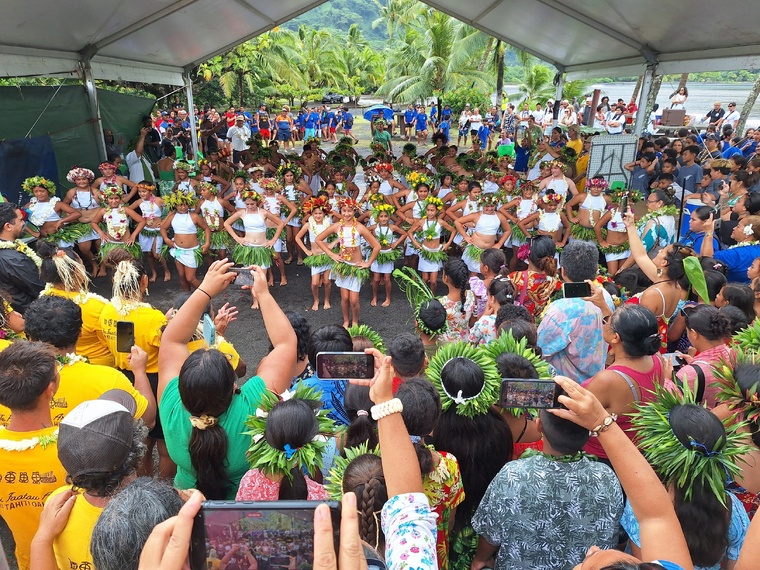 Les élèves de Raiarii Tane ont interprété un hīmene rū’au et un ‘aparima. Les élèves de Raiarii Tane ont interprété un hīmene rū’au et un ‘aparima.