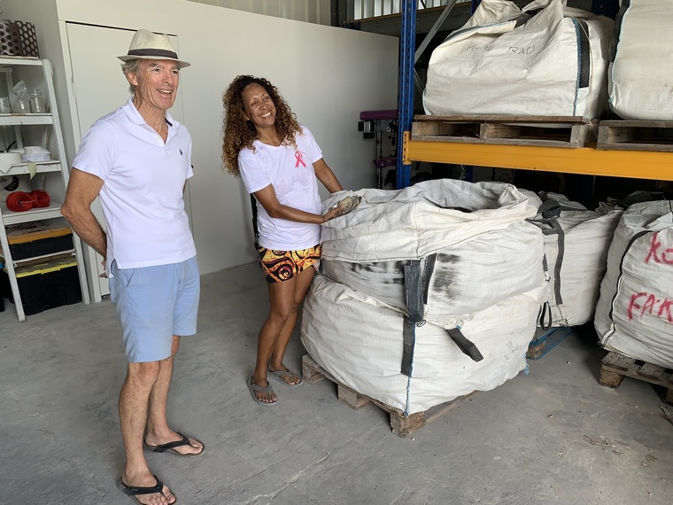 Mia Williams et Hugues Cochard dans leur atelier à Fakarava ©Vaite Urarii Pambrun Mia Williams et Hugues Cochard dans leur atelier à Fakarava ©Vaite Urarii Pambrun