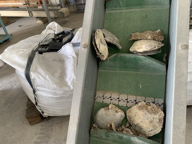 Quelques nacres sur la machine qui sert à broyer les nacres et qui les réduit en poudre de plusieurs diamères ©Vaite Urarii Pambrun