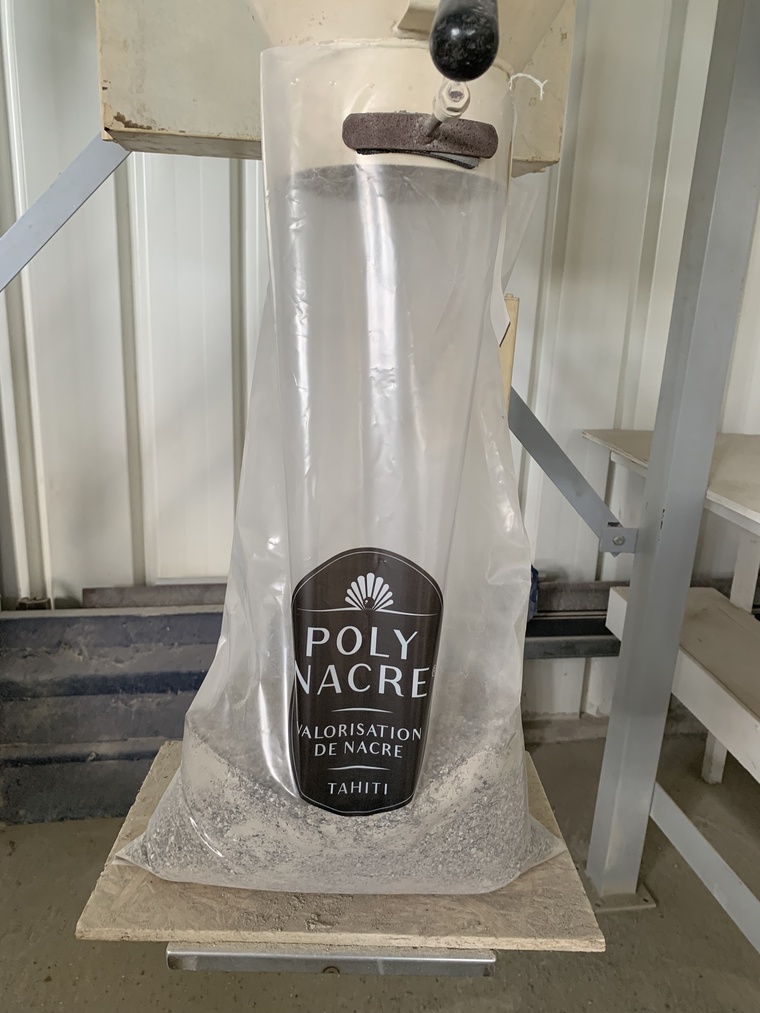 Après le broyage des nacres, la poudre de nacre est directement mise dans les sacs @Vaite Urarii Pambrun Après le broyage des nacres, la poudre de nacre est directement mise dans les sacs @Vaite Urarii Pambrun