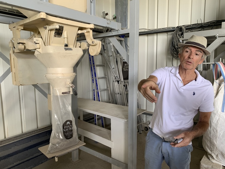 Hugues Cochard devant sa machine à broyer la nacre ©Vaite Urarii Pambrun Hugues Cochard devant sa machine à broyer la nacre ©Vaite Urarii Pambrun