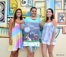 Maïwenn Herpe et Laurette Wan (responsables communication de l'évènement) entourent Heilhani Bonno (coordinatrice) Maïwenn Herpe et Laurette Wan (responsables communication de l'évènement) entourent Heilhani Bonno (coordinatrice)