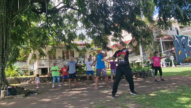 Les cours de Tai-Chi dans les jardins de la mairie de Arue, connaissent beaucoup de succès. Les cours de Tai-Chi dans les jardins de la mairie de Arue, connaissent beaucoup de succès.