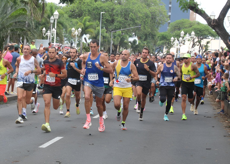 Départ du 10 km de The Urban Run avec 270 engagés dont Damien Troquenet (0001) qui va survoler l’épreuve.