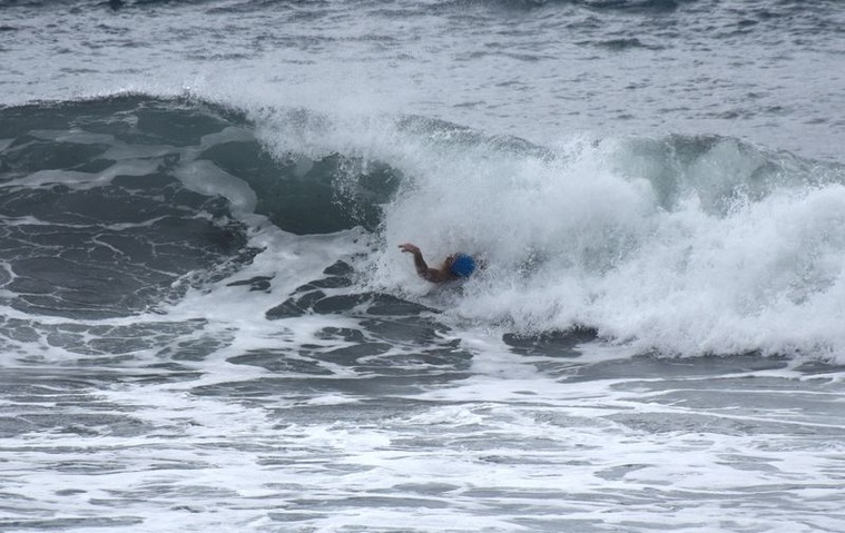 Steven Pierson a encore montré ses capacités de glisse, même sans sa planche. Steven Pierson a encore montré ses capacités de glisse, même sans sa planche.