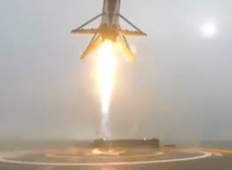 SpaceX pose le 1er étage de sa fusée sur une barge flottante, une première SpaceX pose le 1er étage de sa fusée sur une barge flottante, une première