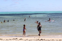 la plage de Poe est très fréquentée par les baigneurs la plage de Poe est très fréquentée par les baigneurs