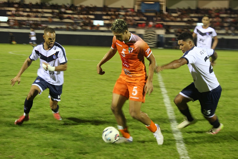 Pirae et Heiraurii Salem sont restés solides en infériorité numérique, mais Vénus avec ici Matatia Paama (à G) et Ranihei Teumere (à D) a logiquement fait la différence (3-1).