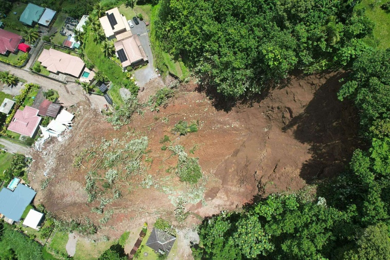 Vue aérienne de l’éboulement qui menace d’autres maisons (Crédit : Facebook/Commune de Taiarapu-Est). Vue aérienne de l’éboulement qui menace d’autres maisons (Crédit : Facebook/Commune de Taiarapu-Est).