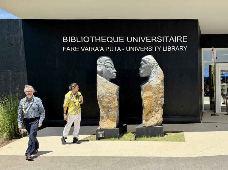 Sur le parvis, l’œuvre Face à Face, réalisée par Teva Victor, renforce la dimension symbolique du projet. Sur le parvis, l’œuvre Face à Face, réalisée par Teva Victor, renforce la dimension symbolique du projet.