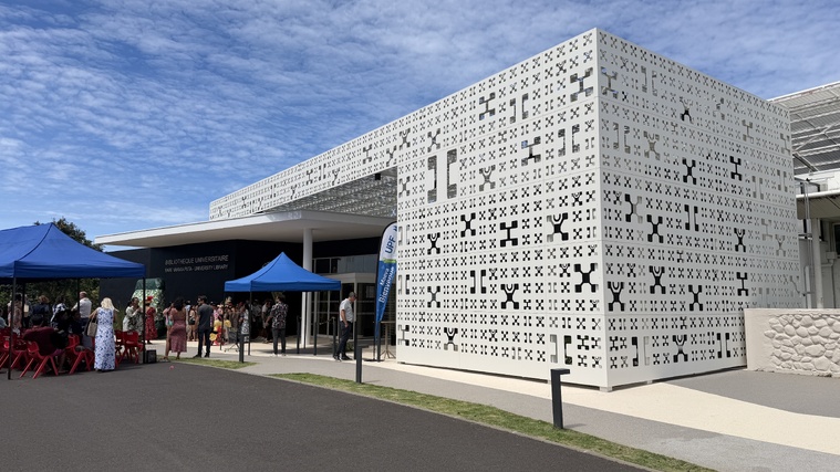 L’extension abrite notamment des plateaux de travail informatisés, des salles de travail en groupe, des espaces dédiés aux expositions ou encore une bibliothèque de loisirs. L’extension abrite notamment des plateaux de travail informatisés, des salles de travail en groupe, des espaces dédiés aux expositions ou encore une bibliothèque de loisirs.