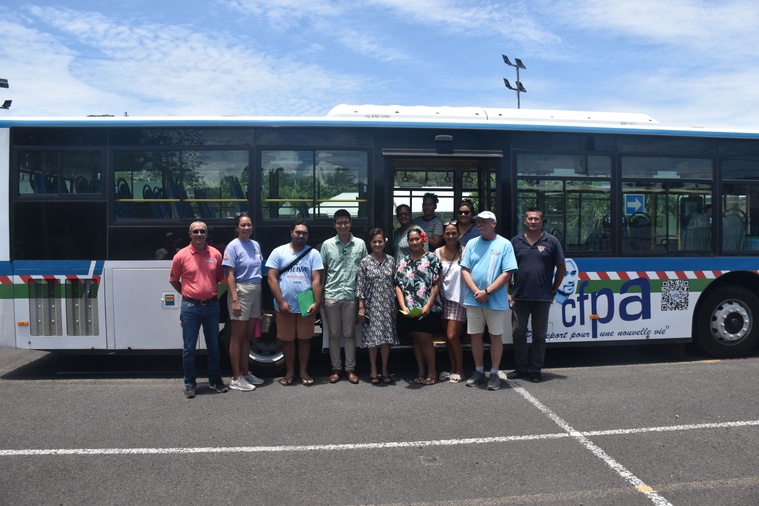 La première promotion des CTC entoure la ministre de l’Emploi Vannina Crolas et son homologue en charge des Transports, Jordy Chan.