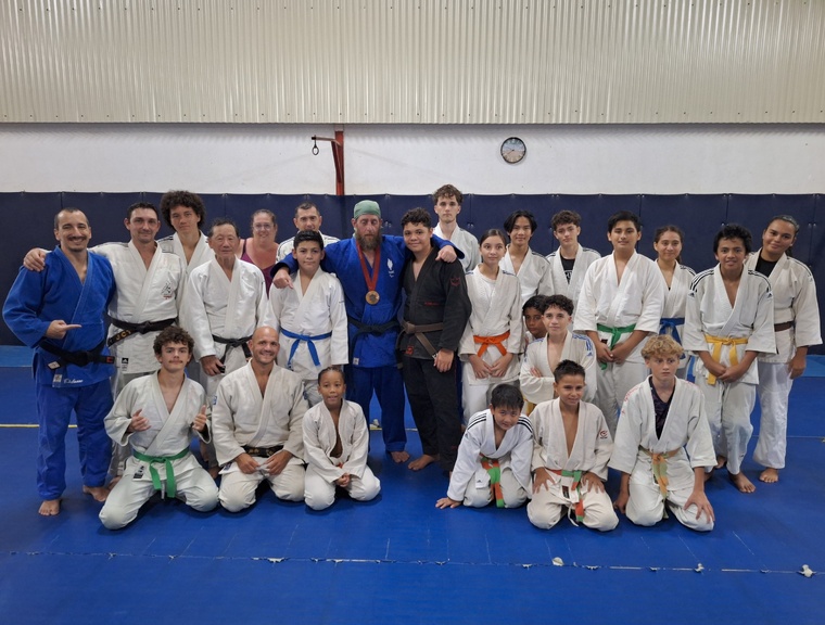 Entraînement avec les ados et les adultes du Judo club de Taravao. Entraînement avec les ados et les adultes du Judo club de Taravao.