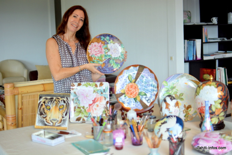 Yane Vappereau dans son atelier à Pamatai, avec certaines de ses créations.