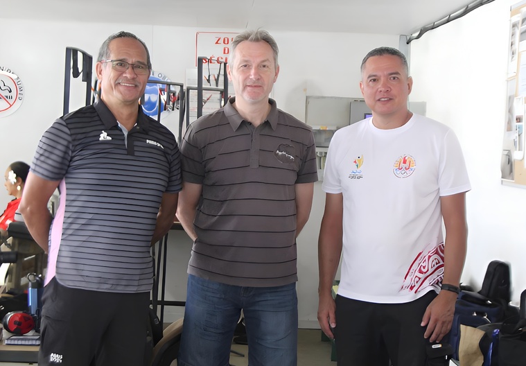 L’entraîneur national Patrick Biebuyck (au centre) apporte son expertise aux tireurs tahitiens. Tamatea Li Fung Kuee, le vice-président de la FPT, et Yannick Bordes, juge international, l’encadrent.