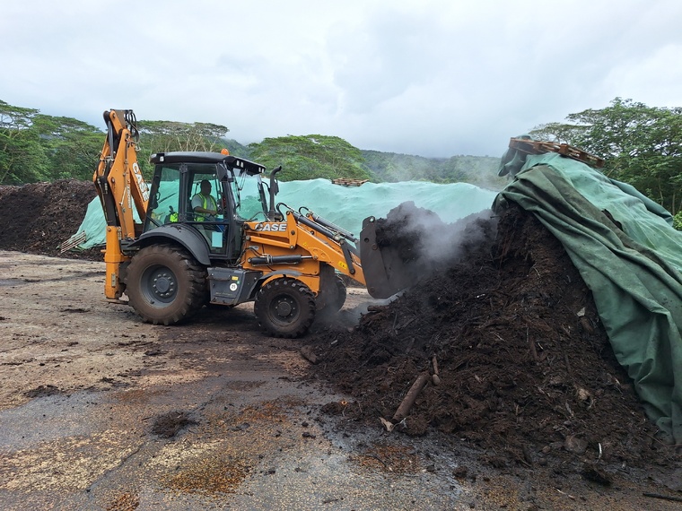 Chaque année, jusqu’à 8 000 m3 de compost sont produits sur le site de Taravao. Chaque année, jusqu’à 8 000 m3 de compost sont produits sur le site de Taravao.
