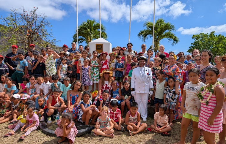 Les élèves de Nuku Hiva réunis devant le monument aux morts. Les élèves de Nuku Hiva réunis devant le monument aux morts.