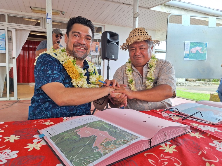La signature du bail agricole a eu lieu ce jeudi à la mairie de Hitia’a (Crédit : Anne-Charlotte Lehartel).