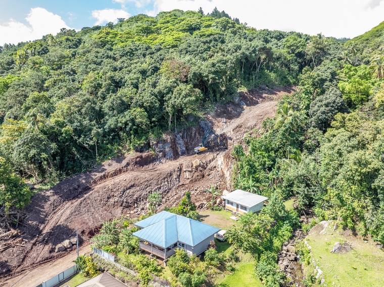 Les riverains vivaient dans la peur qu’un caillou dévale un jour sur leur maison. ©Tim McKenna Les riverains vivaient dans la peur qu’un caillou dévale un jour sur leur maison. ©Tim McKenna