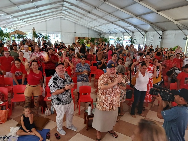 Tahiti debout pour sa reine : clameurs, larmes et drapeaux pour célébrer Hinaupoko Tahiti debout pour sa reine : clameurs, larmes et drapeaux pour célébrer Hinaupoko
