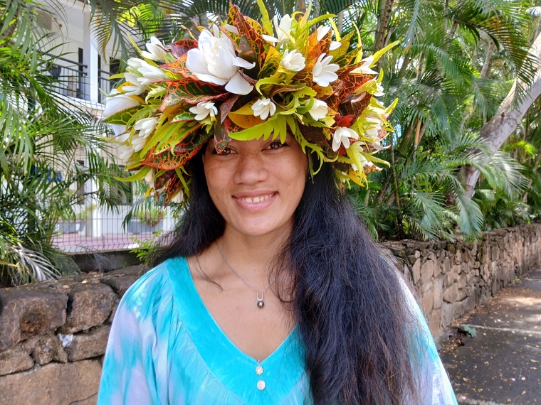 Tahiti debout pour sa reine : clameurs, larmes et drapeaux pour célébrer Hinaupoko