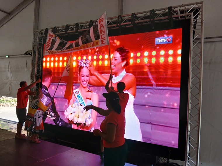 Les proches de Hinaupoko Devèze se sont précipités vers l’écran avec leur banderole et le drapeau des Marquises dès l’annonce de son sacre. Les proches de Hinaupoko Devèze se sont précipités vers l’écran avec leur banderole et le drapeau des Marquises dès l’annonce de son sacre.