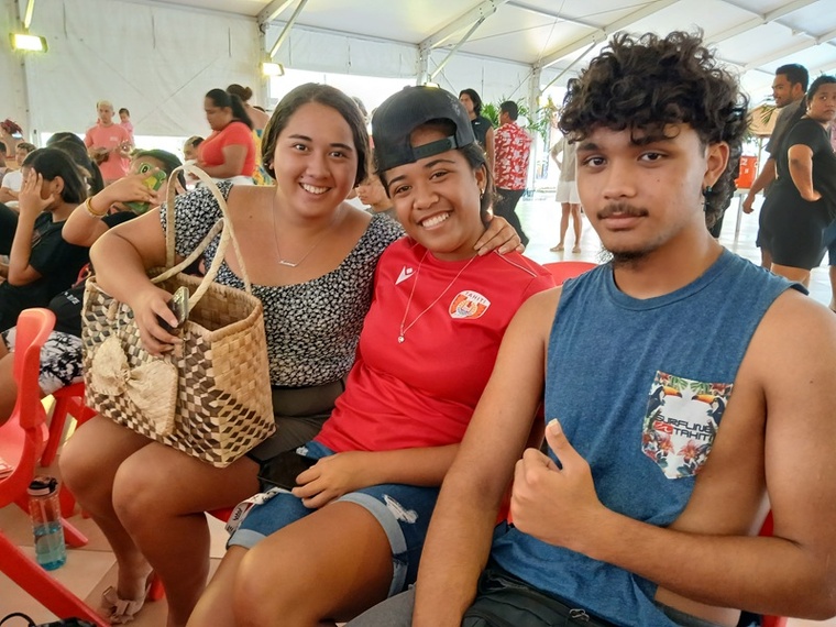 Heimere, Maira et Heinui sont comme de très nombreux jeunes qui sont venus des cinq archipels. Ils ont été invités à la présidence avec l’association Arii Heivarau qui s’occupe des élèves en internat. Heimere, Maira et Heinui sont comme de très nombreux jeunes qui sont venus des cinq archipels. Ils ont été invités à la présidence avec l’association Arii Heivarau qui s’occupe des élèves en internat.