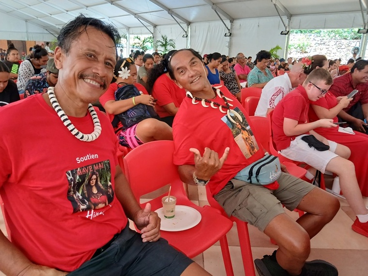 Certains membres de la famille de Hinaupoko n’ont pas pu se rendre en métropole. Mais Roland et Tamatoa, ses tontons, étaient bien à la présidence ce samedi matin pour encourager leur nièce. Certains membres de la famille de Hinaupoko n’ont pas pu se rendre en métropole. Mais Roland et Tamatoa, ses tontons, étaient bien à la présidence ce samedi matin pour encourager leur nièce.