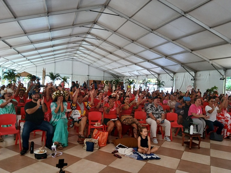 Tahiti debout pour sa reine : clameurs, larmes et drapeaux pour célébrer Hinaupoko Tahiti debout pour sa reine : clameurs, larmes et drapeaux pour célébrer Hinaupoko