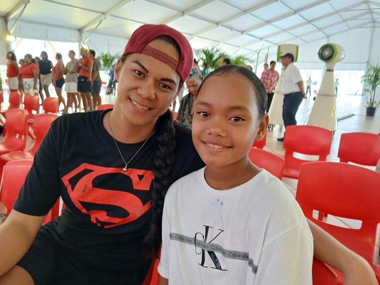 “La couronne est déjà sur sa tête”, prédit Isahora qui est venue avec sa fille, alors que l’élection est sur le point de débuter. “La couronne est déjà sur sa tête”, prédit Isahora qui est venue avec sa fille, alors que l’élection est sur le point de débuter.