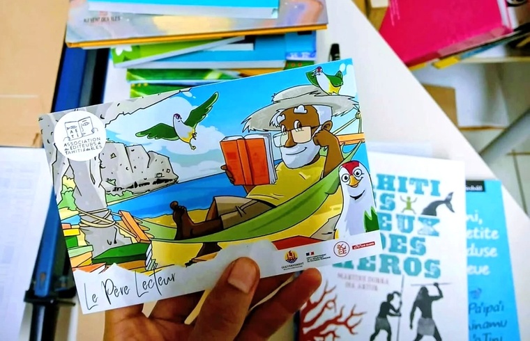 Un livre pour chaque enfant tiré au sort, accompagné d’une carte qui rend hommage à une île. Saurez-vous devinez laquelle ? Crédit : FB/Lire en Polynésie.