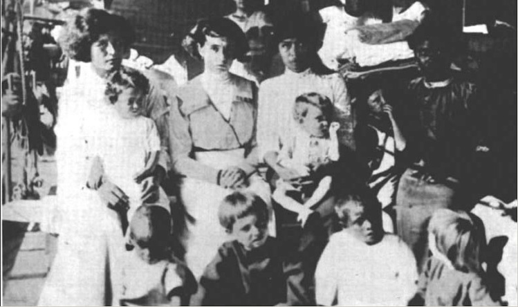 Les survivants de Clipperton, des femmes amaigries et leurs enfants, très petits pour leur âge. Les survivants de Clipperton, des femmes amaigries et leurs enfants, très petits pour leur âge.