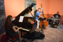 Trois des membres du quatuor d'introduction ont joué Beatrice lors de la conférence de presse. Et croyez-nous, le talent est au rendez-vous. Trois des membres du quatuor d'introduction ont joué Beatrice lors de la conférence de presse. Et croyez-nous, le talent est au rendez-vous.