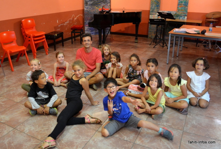 Les enfants de la chorale entourant Stéphane Lecoutre. Les enfants de la chorale entourant Stéphane Lecoutre.