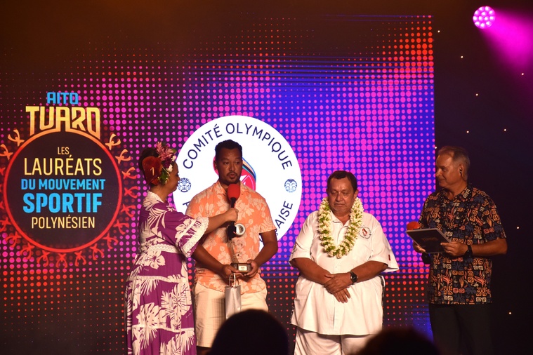 L’équipe masculine de tennis représentée par son cadre technique Vaitea Lo, remporte le prix de l’équipe de l’année L’équipe masculine de tennis représentée par son cadre technique Vaitea Lo, remporte le prix de l’équipe de l’année