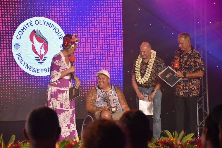 Le pongiste Mateau Tehei, avec le trophée de l’athlète handisport de l’année. Le pongiste Mateau Tehei, avec le trophée de l’athlète handisport de l’année.