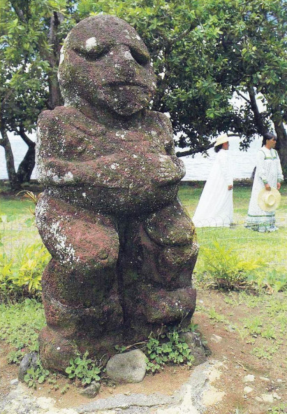Moana dans le jardin du musée Gauguin, à Papeari en 1985.