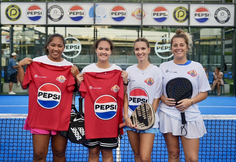 Les finalistes femmes Estelle Tehau et Teuehei Teururai à gauche et Floriane Malbranque et Cindy Albert à droite.