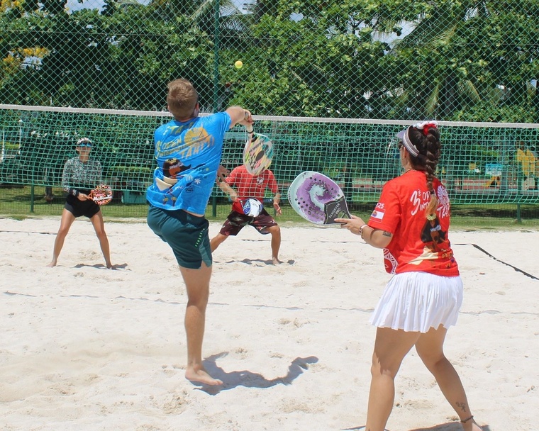 La 4e étape du Fenua Tour, également baptisée Tournoi de Noël, a clos le programme 2025 du beach tennis tahitien au parc Paofai.