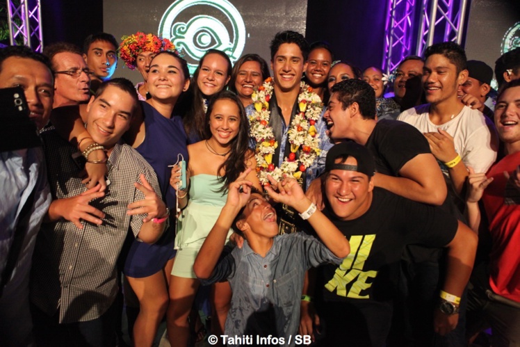 Gill avec les siens à la fin du show Gill avec les siens à la fin du show