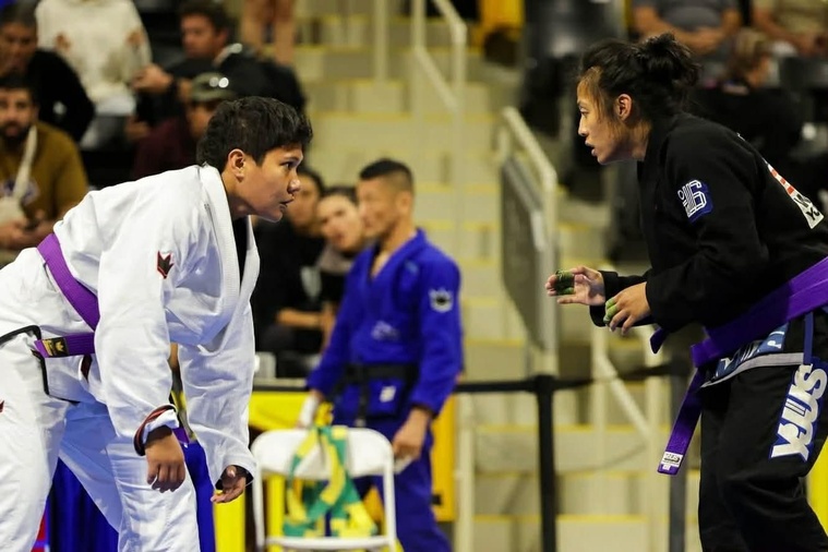 Pour sa première année en ceinture mauve, Anna, à gauche, a décroché trois médailles dans trois compétitions majeures.