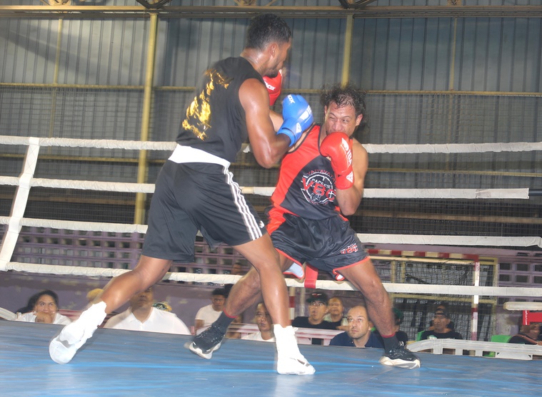 La seule finale Élite des Championnats de Polynésie s’est déroulée vendredi soir à la salle Maco-Nena. Douglas Tunoa (en noir) a décroché le titre face à Henere Tetoofa en 86 kg.