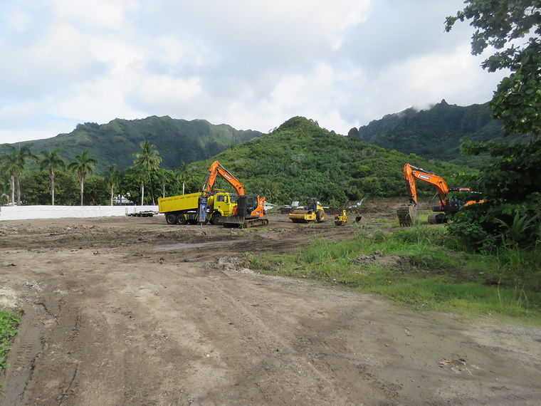 Le projet prévoit l’implantation de 13 800 m² de bâtiments comprenant un supermarché, une galerie marchande, des bureaux et des parkings sur une emprise foncière de 51 000 m² à Maharepa.