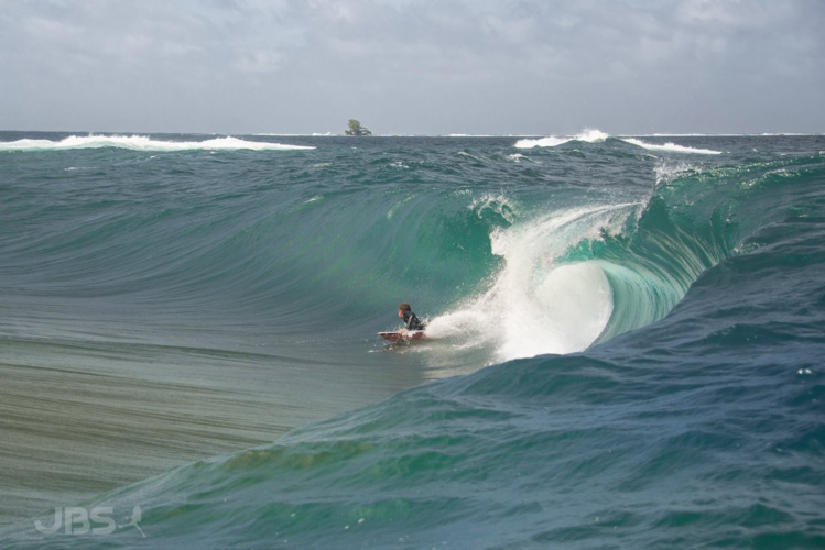 Alvino Tupuai sur un spot de la côte est © JBS Pictures Alvino Tupuai sur un spot de la côte est © JBS Pictures