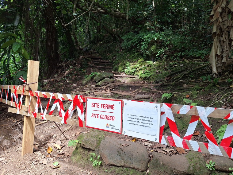 Entre intempéries et usure, les trois sentiers de randonnée sont fermés pour travaux (Crédit : Anne-Charlotte Lehartel).
