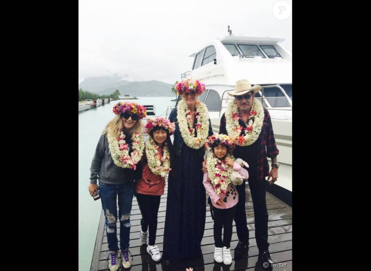 Parée de colliers à fleurs, toute la famille se met à la mode polynésienne.