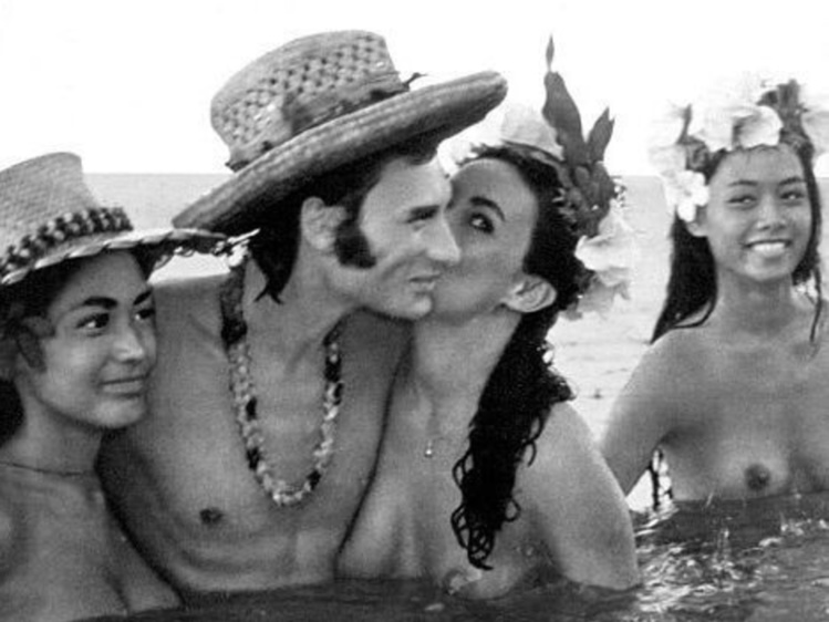 Avant son départ pour le fenua, Johnny a partagé ce cliché d'époque où il est entouré de charmantes vahine… Avant son départ pour le fenua, Johnny a partagé ce cliché d'époque où il est entouré de charmantes vahine…