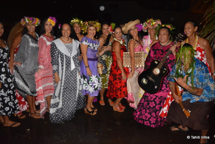 La troupe de Makau a joué la population disant au revoir à ses héros La troupe de Makau a joué la population disant au revoir à ses héros