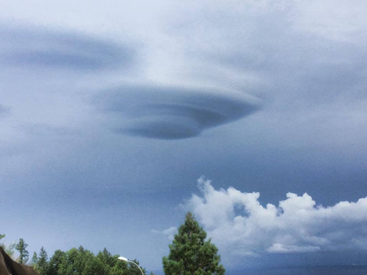 Ce phénomène est appelé nuage lenticulaire. Sa forme régulière et son immobilité a de quoi surprendre. "Avec du vent et un relief suffisamment haut, on peut obtenir cette curieuse lentille. L'air, une fois parvenu au sommet, subit ce refroidissement et l'eau se condense juste", explique un expert. Ce phénomène est appelé nuage lenticulaire. Sa forme régulière et son immobilité a de quoi surprendre. "Avec du vent et un relief suffisamment haut, on peut obtenir cette curieuse lentille. L'air, une fois parvenu au sommet, subit ce refroidissement et l'eau se condense juste", explique un expert.
